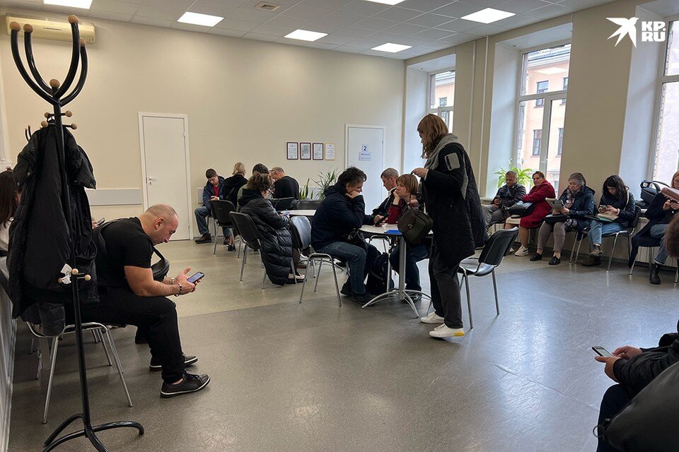     В крупнейшем центре города в очередях порядка 100 человек. Анастасия НУРАДИЛОВА