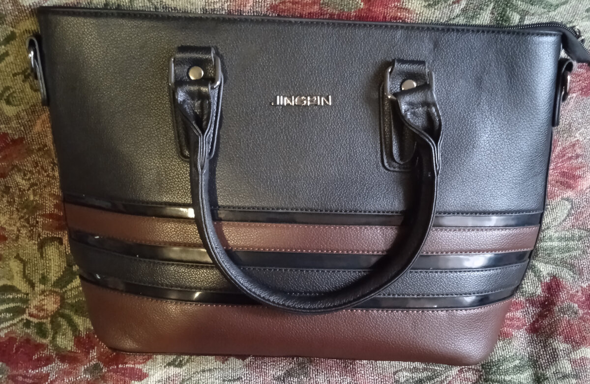 Выбор был невелик. Но вот эта сумка понравилась. 