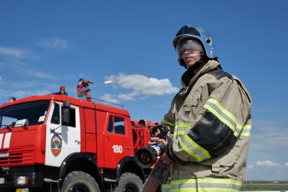     На месте работают спасатели. Светлана МАКОВЕЕВА