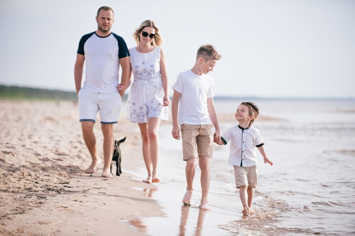 Идеальную 7. Счастливая семья. Семейная фотосессия. Семья на берегу моря. Счастливая семья на море.