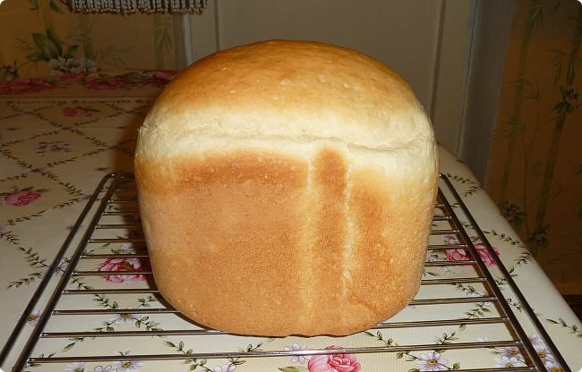 Привет всем! Приобрела недавно хлебопечку. Я часто делаю что-нибудь из теста, каждый день едим хлеб. Получается он очень вкусный, никогда не сравнится с покупным в магазине.