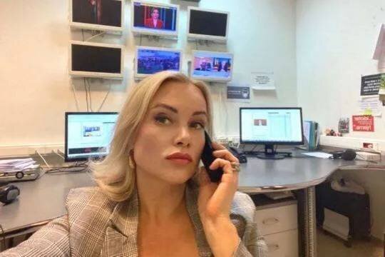    Экс-редактор Первого канала Марина Овсянникова сбежала из-под домашнего ареста