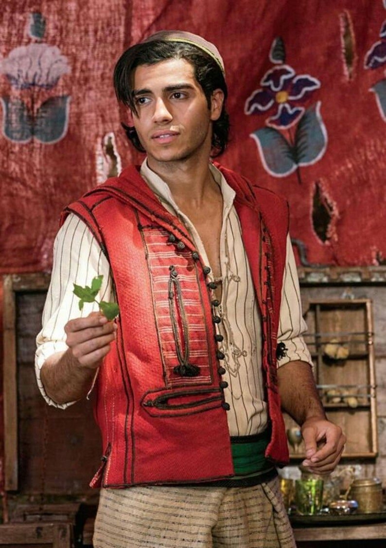 Мена Масуд в роли Аладдина