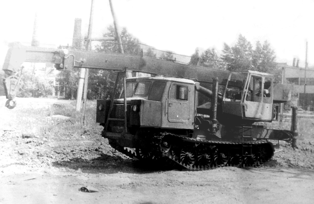 КМТТС-10 — советская попытка превратить трейлеровочный трактор в гусеничный  кран | Все о грузовиках – Trucksplanet | Дзен