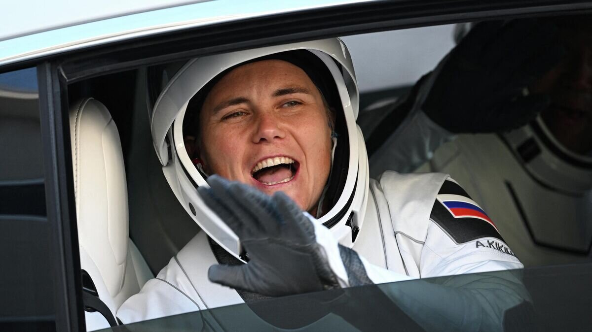    Россиянка Анна Кикина в электромобиле Tesla перед отправкой на стартовую площадку американского космодрома на мысе Канаверал перед полетом на корабле Crew Dragon© AFP 2022 / Jim Watson