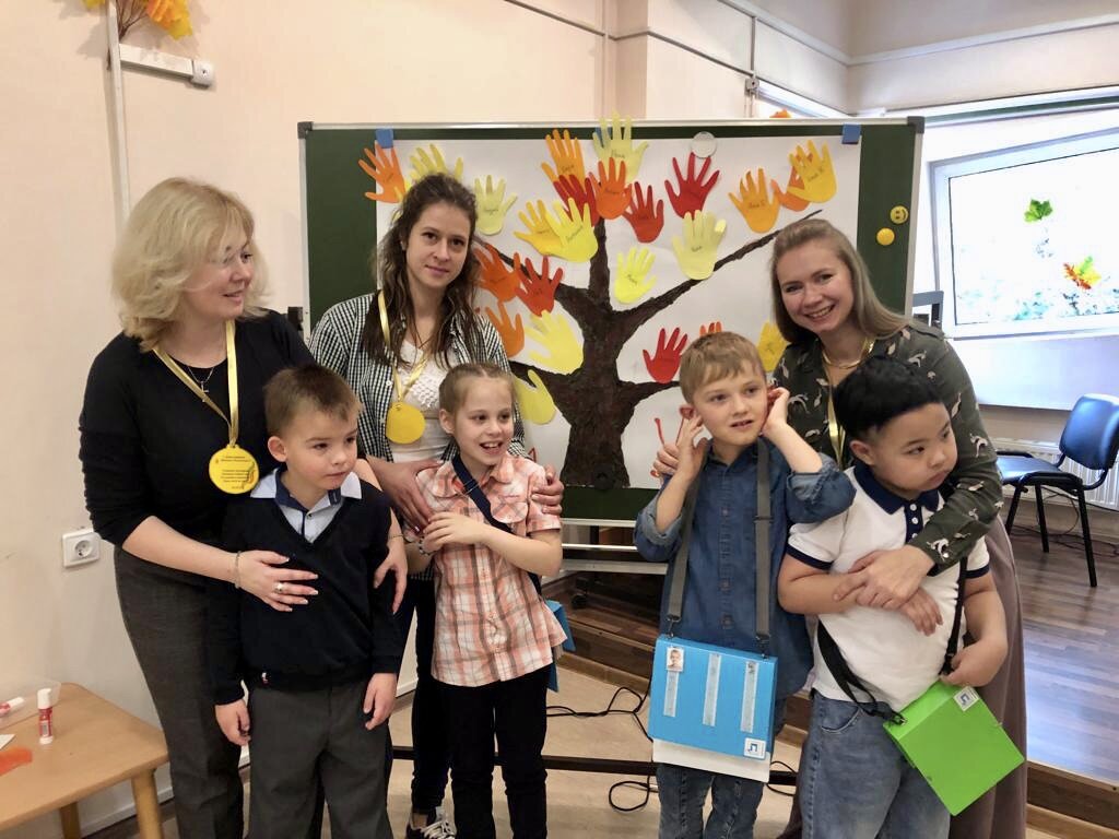 В нашем классе по программе АООП НОО вариант 8.4 5 учеников. Вместе со мной ежедневно работаю 2 тьютора, которые помогают детям осваивать программу, а главное, преодолевать поведенческие трудности и учиться правильному поведению в школе