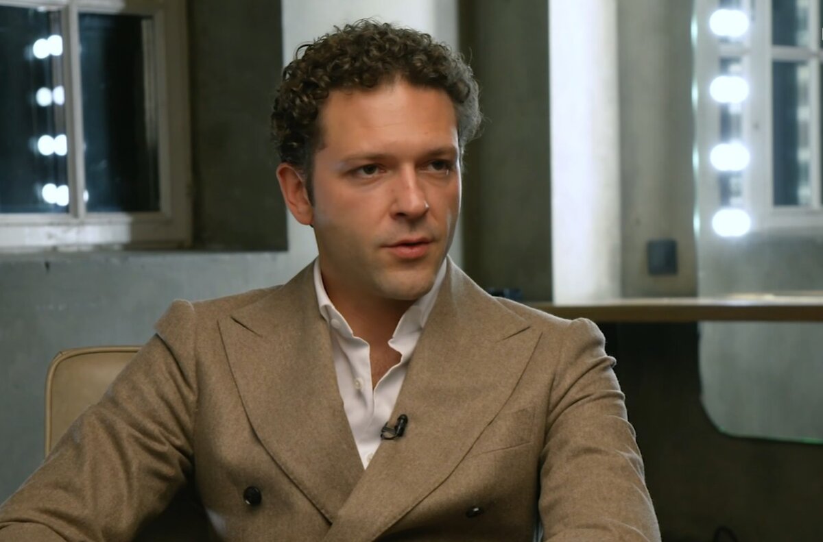 Константин Крюков вместе с женой поразил поклонников семейной идиллией - смотрет