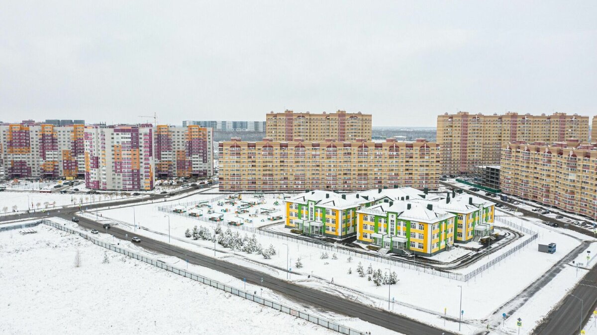     В тюменском микрорайоне Ямальский-2 со дня на день распахнет свои двери новый детский сад. Застройщик уже получил заключение инспекторов Госстройнадзора. На данный момент идут работы по укомплектованию дошкольного учреждения.