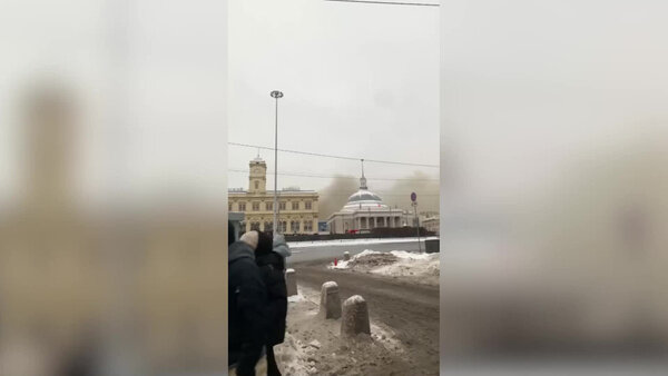 В Москве начался пожар в здании на Комсомольской площади. Видео © VK / Москва с огоньком / Москва. Город новостей / Из окна электрички Ярославского направления
