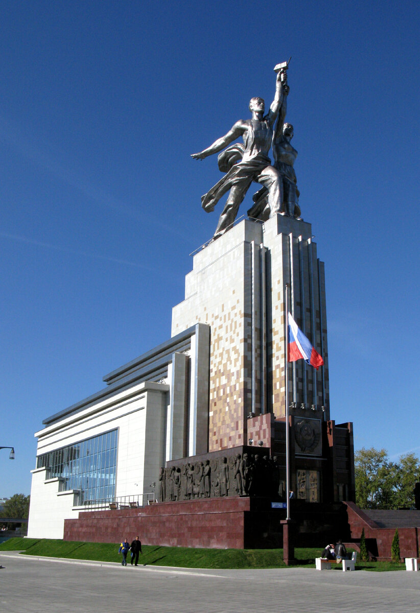 Рабочий и Колхозница.