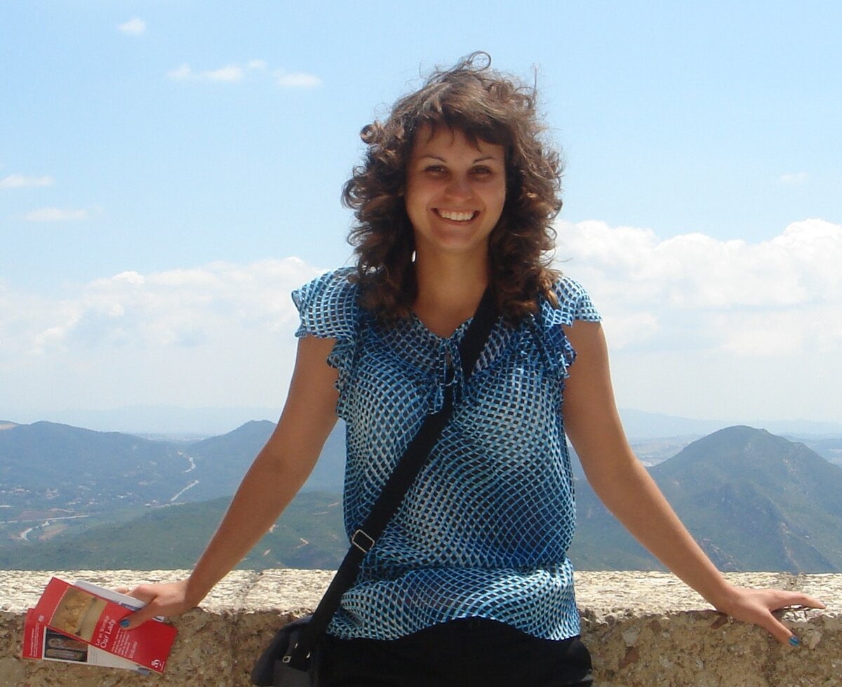 Это я в 2011. Уже турагент и еще вообще без понятия о продажах, зато уже поглотила тонны информации о странах, отелях и курортах, отправила сотню туристов и решила открывать бизнес