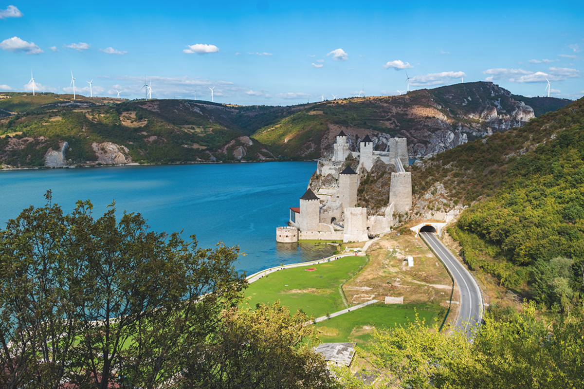 Какой сербский замок мог сняться в 