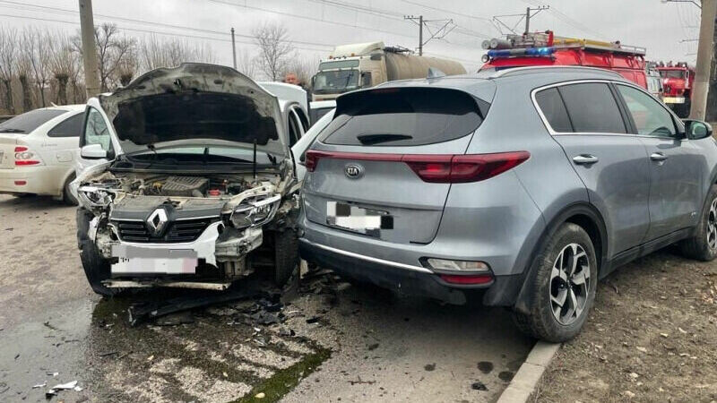     В городе Волжском Волгоградской области произошло двойное ДТП с участием трех иномарок. В результате госпитализированы в тяжелом состоянии двое взрослых и восьмилетний ребенок.