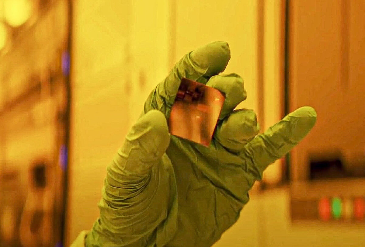 Жёлтое освещение в комнатах для литографии применяется для того, чтобы избежать случайной засветки фоторезиста пластин.