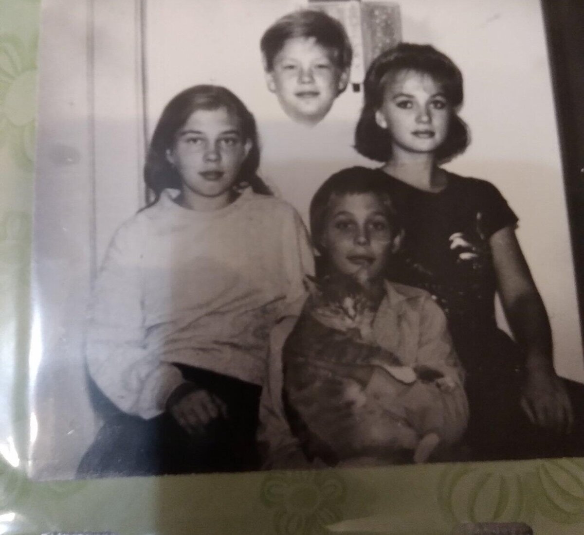 Я слева (в белом свитере). Фото сделано почти 30 лет назад. Еще нет никаких особых проблем и забот, папа и мама еще живы, и в политические игры я тогда еще не вникала...

