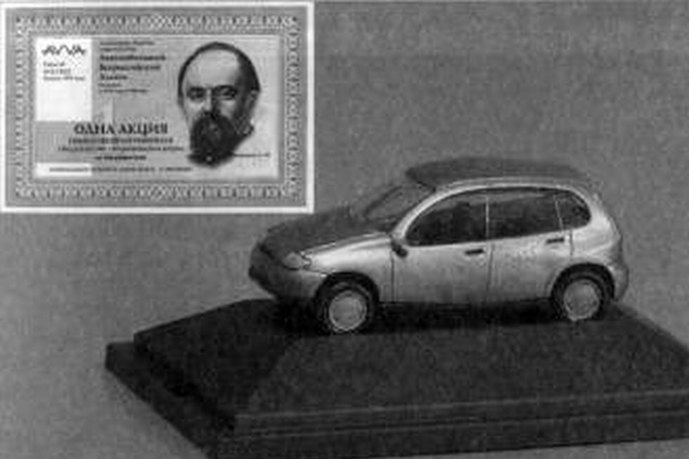 Один из ранних снимков появившейся в 1994-м промо-модели будущего автомобиля "AVVA". Забавно, но моделька "Аввы" появилась раньше своего прототипа, еще забавнее, что машинка так и осталась машинкой без реального родства, имеющей связи уже скорее с Вазовской Калиной, чем с каким-то автомобилем "небылицей". 