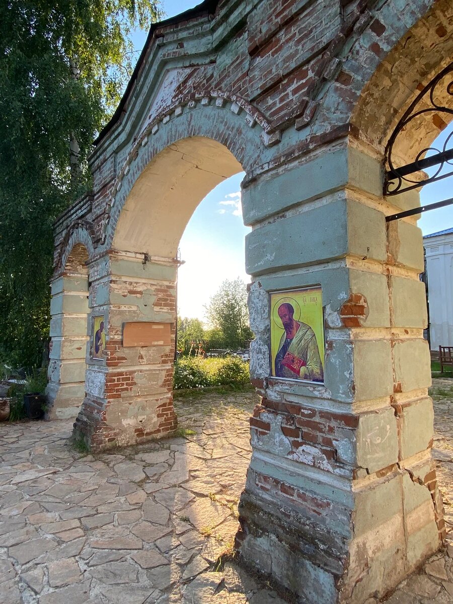 Как-то раз пошла она на реку полоскать белье. До Устиньи доносились звуки свадебного веселья. Заплакала она и горячо помолилась Праведному Симеону. И Святой явился ей. Он наказал ей отслужить молебен Святым Апостолам Петру и Павлу и в течение 40 дней читать их Святые Послания. 