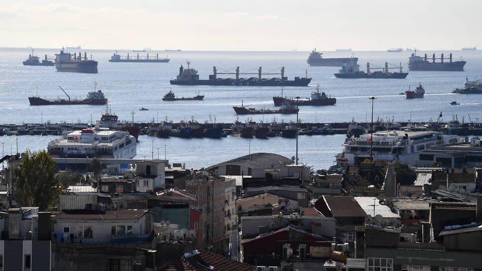 Фото: Эмин Джафаров / Коммерсантъ📷Власти Турции надеются, что груженные украинским зерном суда вскоре вновь пойдут через Босфор
