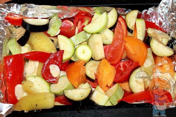 Как запекать овощи в духовке в фольге: