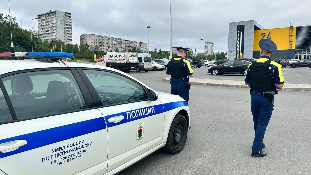     В столице Карелии инспекторы ГИБДД остановили водителя, который в своей машине перевозил маленького ребенка на переднем сидении без удерживающего устройства.