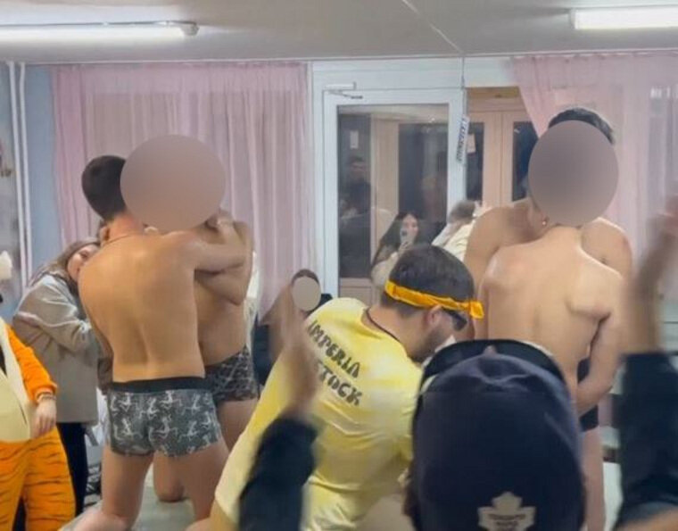 Секс вечеринки молодых студентов на даче (2040 видео)