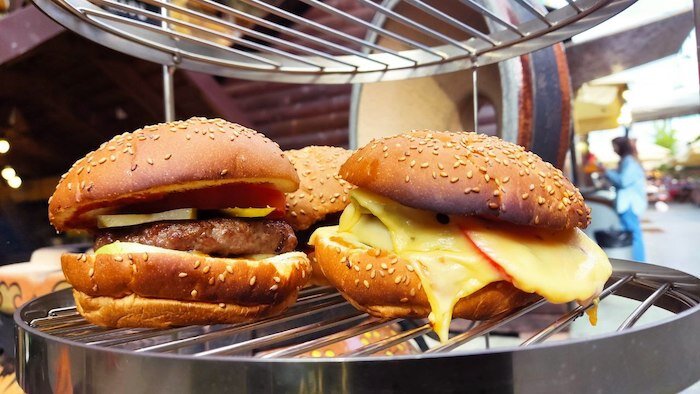 На нижнюю часть булочки положить лук, затем кабачок, перец, помидор, огурец, накрыть верхней частью. Собранные вегетарианские бургеры также прогреть в полностью разогретом тандыре.