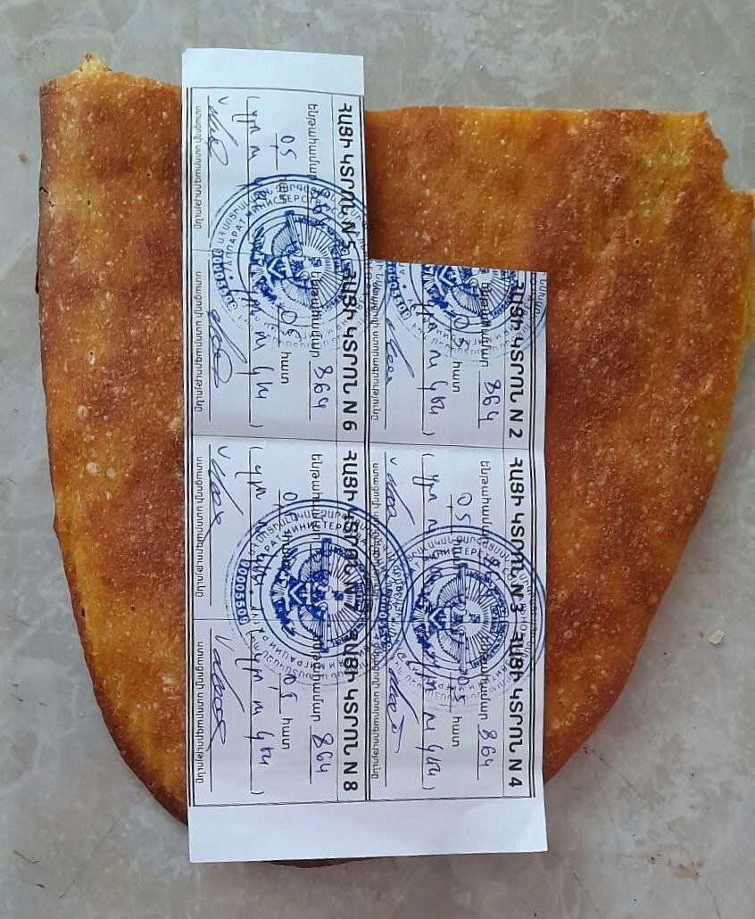 В Степанакерте начали выдавать талоны на хлеб. В одни руки выдается 8 талонов, каждый на половину хлеба (примерно 200г.)  ​ Вчера получил 8 талонов на 8 дней.