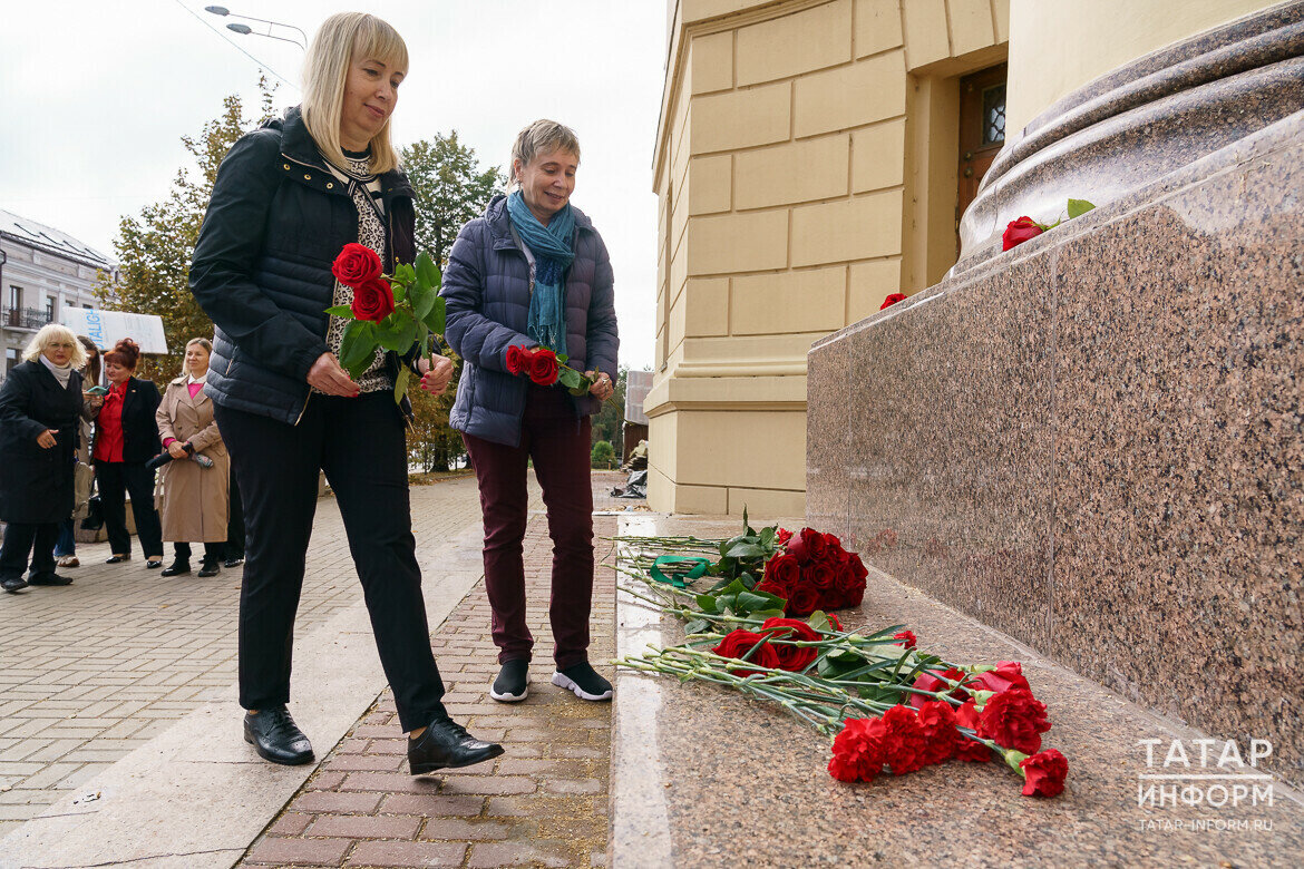 Потомки Александра Пушкина возложили цветы к памятнику поэта в Казани |  Татар-информ | Дзен