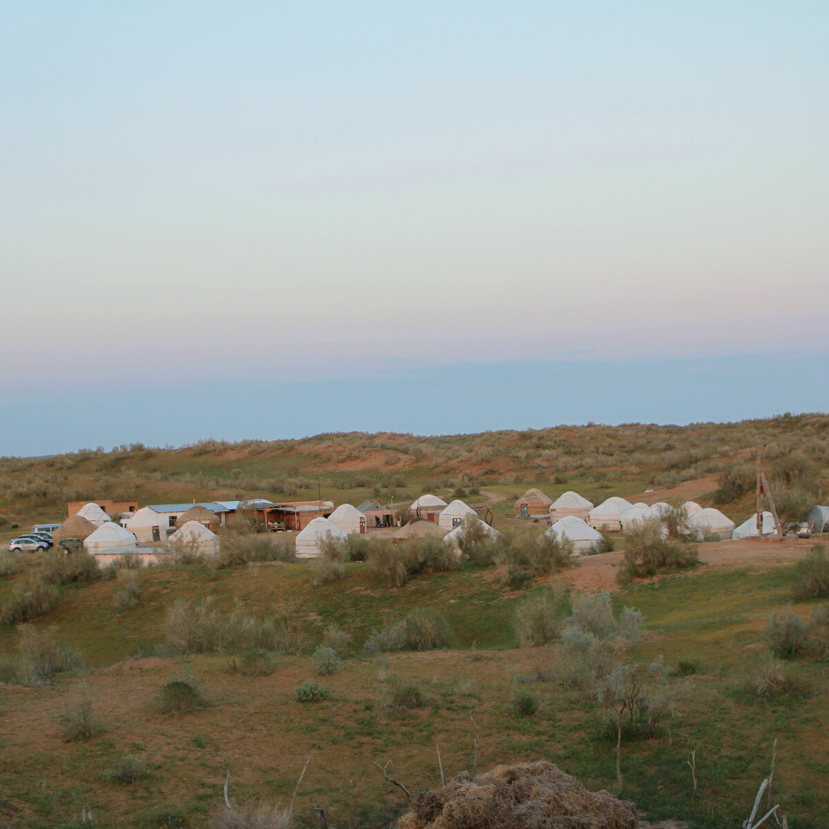 Юртовый лагерь вечером