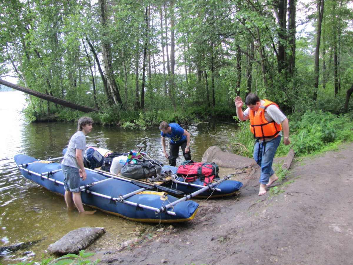 Не лезет в трубу, простите, в реку, пришлось поверху перетащить