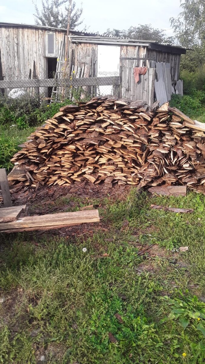 Наши дрова.Видно открыта дверь - это дровяник.В нем дровишки на зиму!😉😊😉