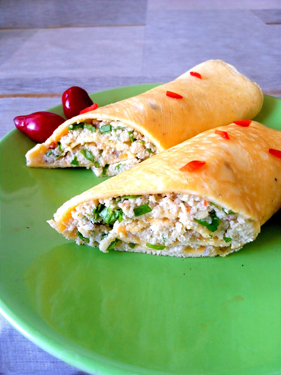 Яичный рулет с индейкой, овощами и зеленью
