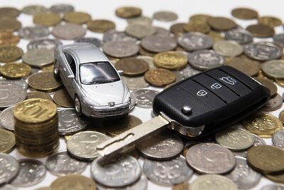    Модель автомобиля и ключ от машины на монетах ©Нина Зотина РИА Новости