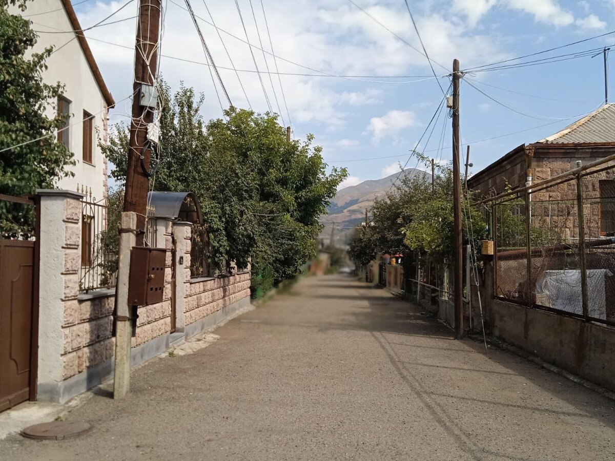 Чей-то дом (не мой). И горы. 