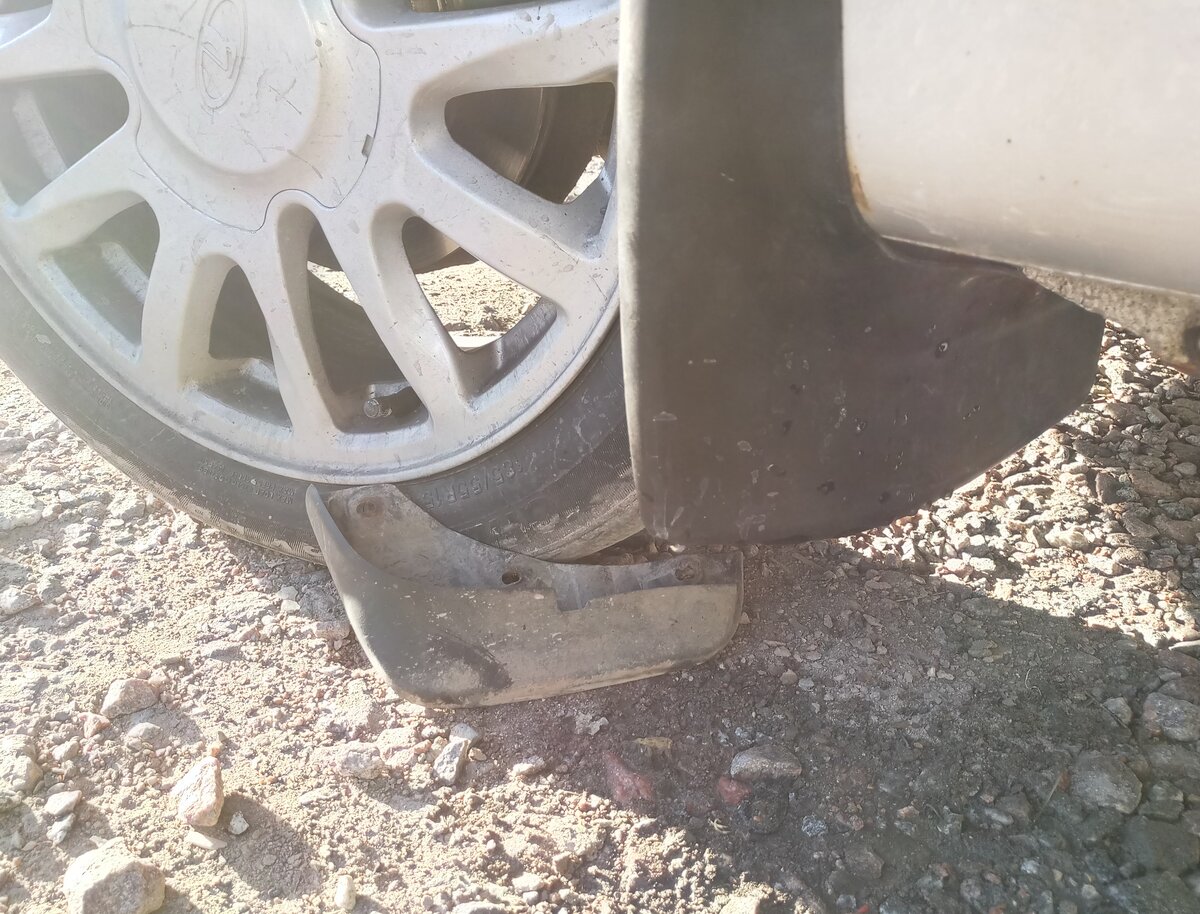 Причина у меня крылась в очень коротких родных передних брызговиках.