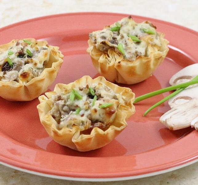 Жульен в тарталетках с грибами и курицей в духовке. Жульен в тарталетках с грибами и сыром. Тарталетки с грибами и сыром. Тарталетки с курицей и грибами и сыром. Жюльен грибной в тарталетке.