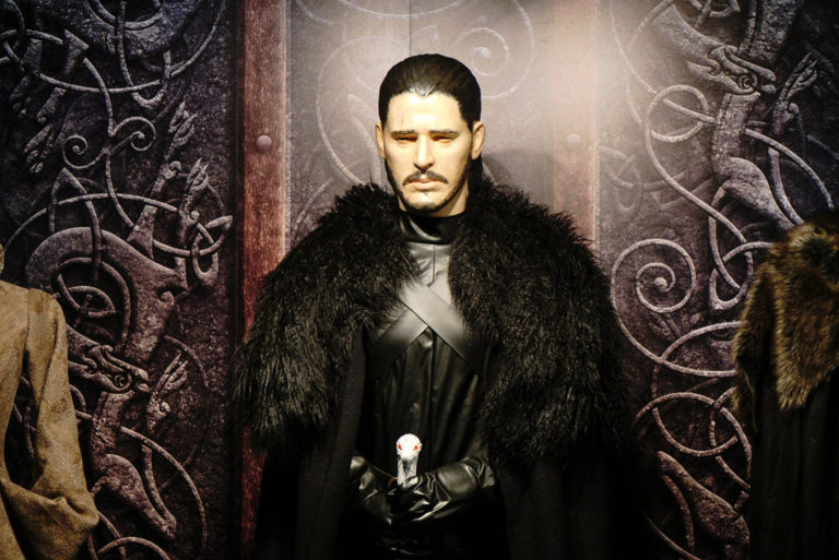 Джон Сноу выглядит  как обычно торжественно