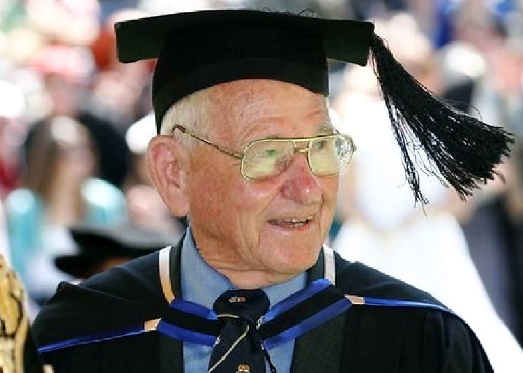 Самый пожилой выпускник вуза – австралиец Алан Стюарт, получивший диплом в 97 лет.