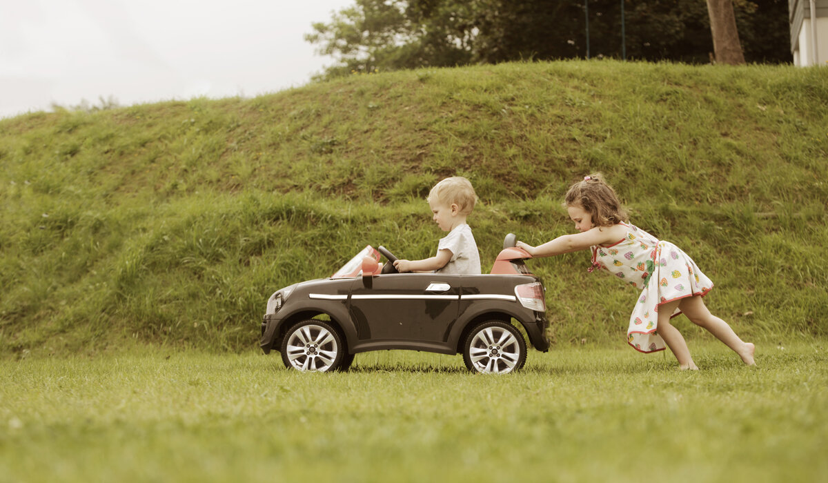 Мальчик и девочка в машине