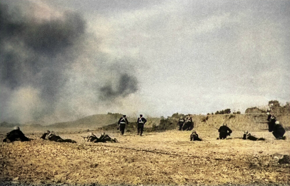 Бойцы морской пехоты Черноморского флота бегут в атаку под Севастополем. 1942 г. Автор: Борис Шейнин. Фотография использована в качестве иллюстрации.