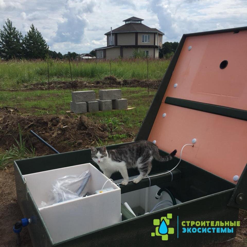 Септик Юнилос Астра эффективно очищает канализационные стоки, занимает относительно небольшую площадь на участке. Однако для нормальной работы нужно периодически проверять его состояние, делать очистку. Базовое обслуживание септика Астра можно выполнить самому, но комплексные мероприятия рекомендуется доверить специалистам.