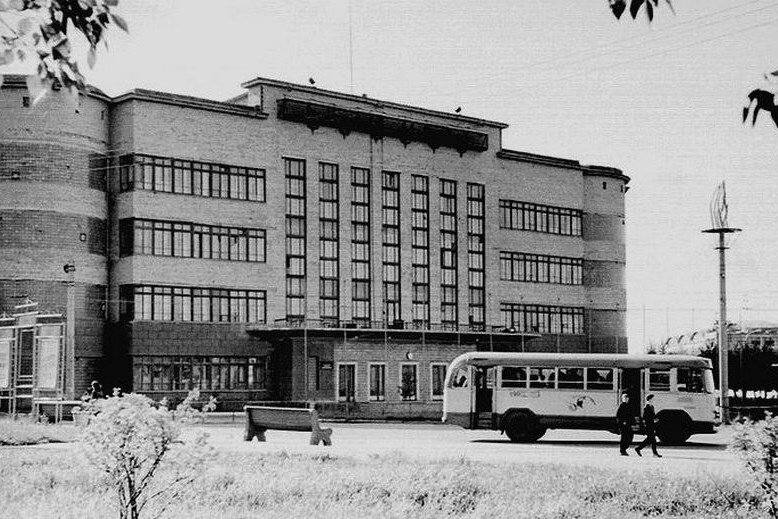 Завод телевизоров. Телевизорный завод Красноярск. Красноярский завод телевизоров Искра. Завод Квант Красноярск история. Телевизорный завод Красноярск история.