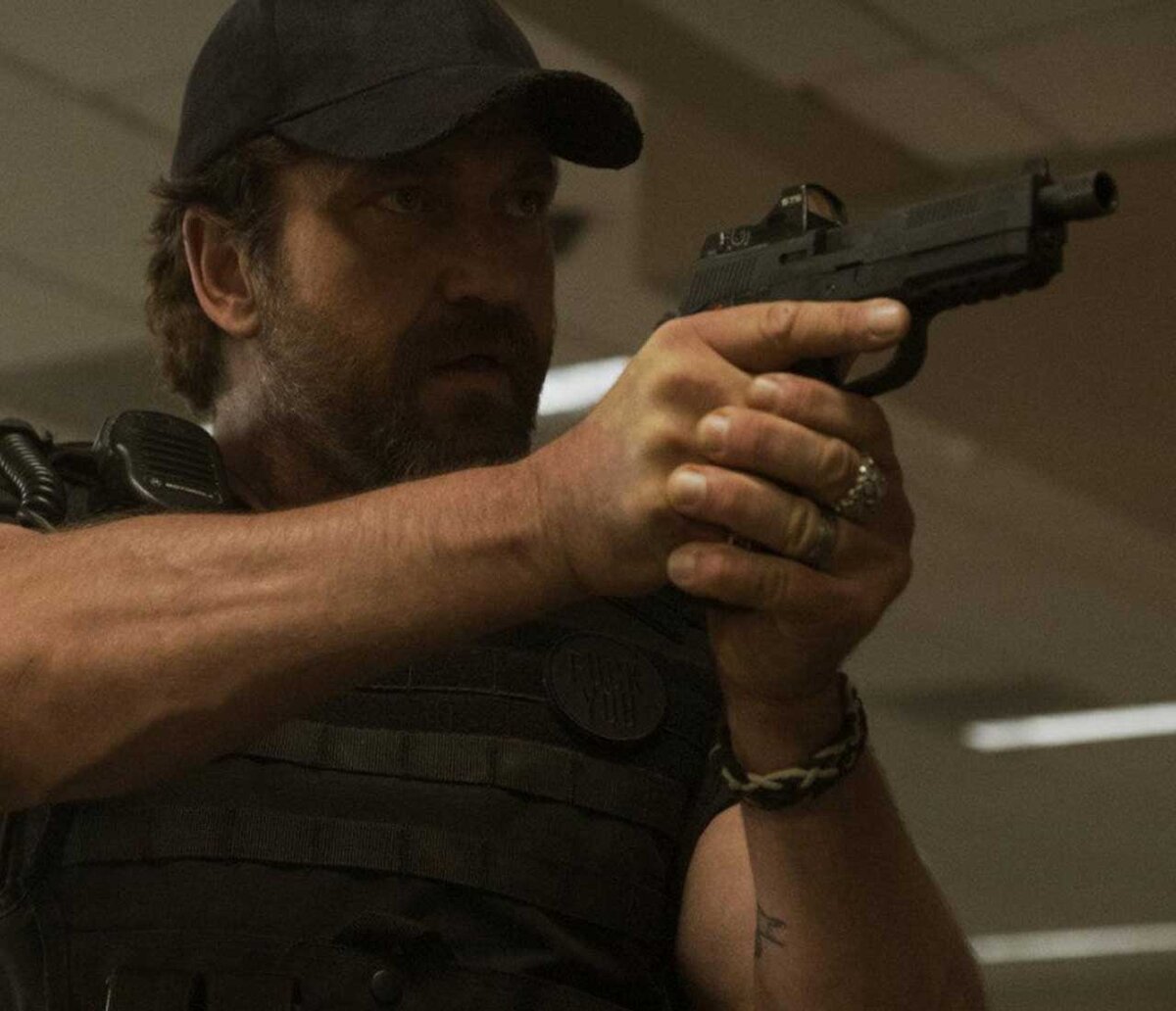 Топ криминал триллеров. Топ криминал триллеров. Пабло шрайбер и джерард батлер. Фильм про побег из тюрьмы 2020. Кевин костнер преступник 2016.