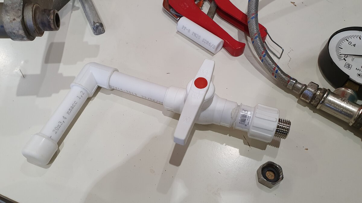 Материал-  Кран шаровой, уголок ,заглушка, муфта комбинированная, заглушка из 10 копеек, труба. Весь материал ду 20  полипропиленовый. 