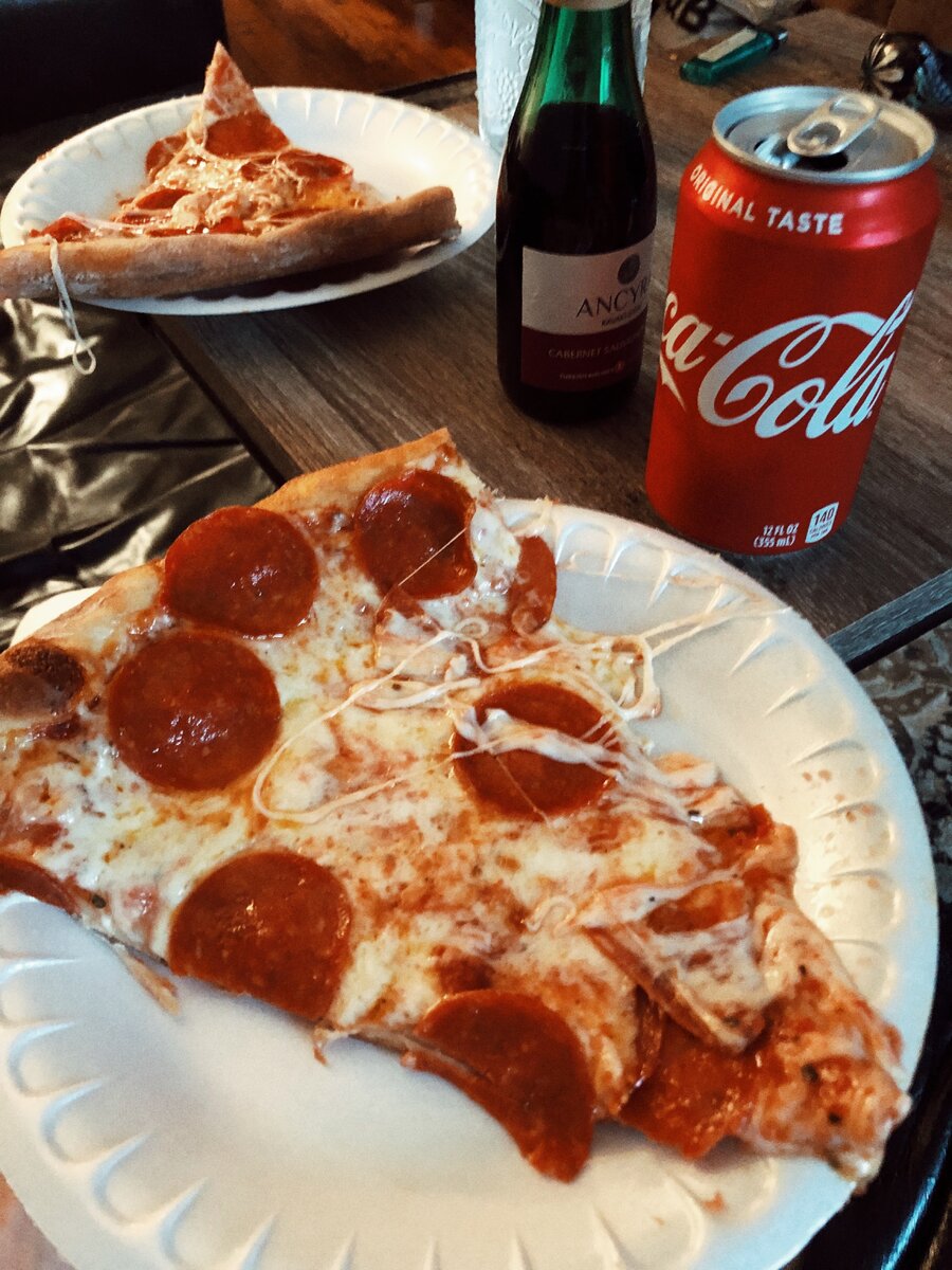 та сама я пепперони, вино и кола