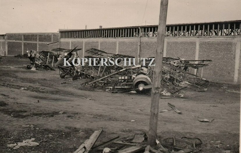 Уничтоженные истребители Gloster Gladiator в Шауляе, предположительно альбом 61.ID. Gloster Gladiator — британский истребитель-биплан, состоял на вооружении ВВС Литвы, а позднее ВВС РККА.
