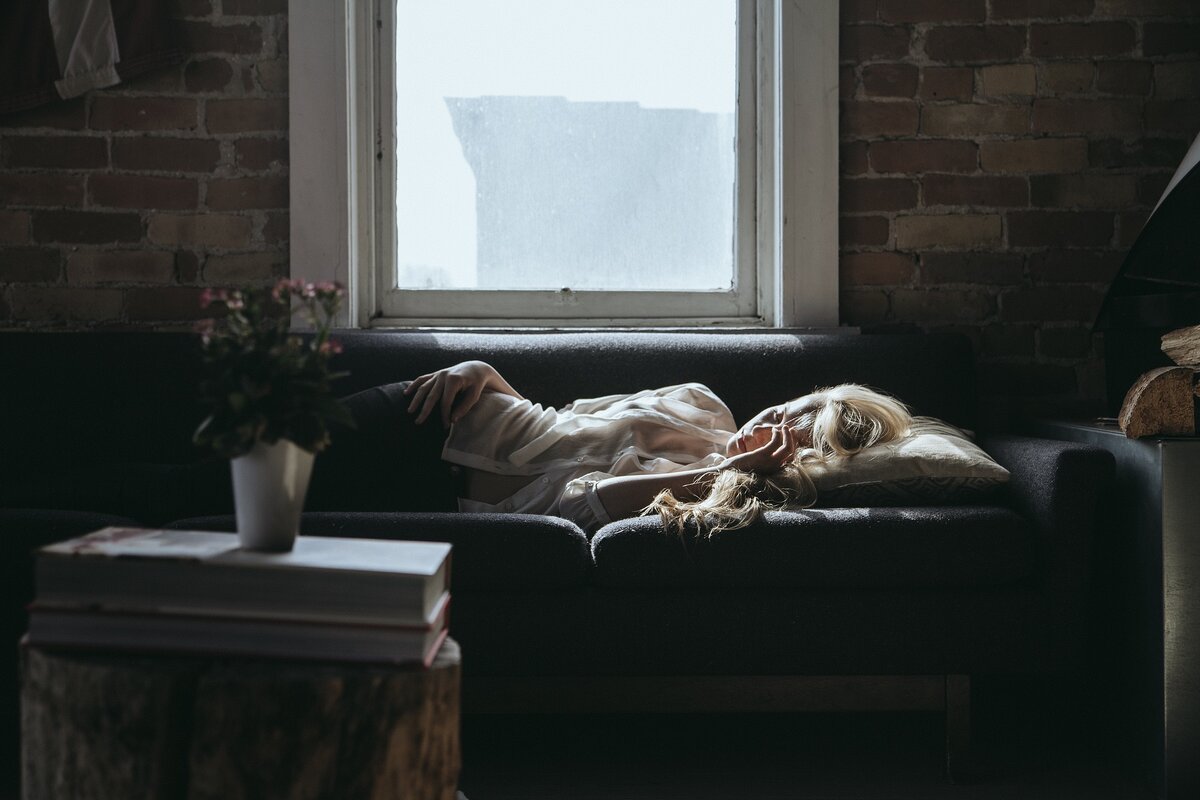 https://pixabay.com/photos/woman-sleeping-sofa-home-relaxing-918981/