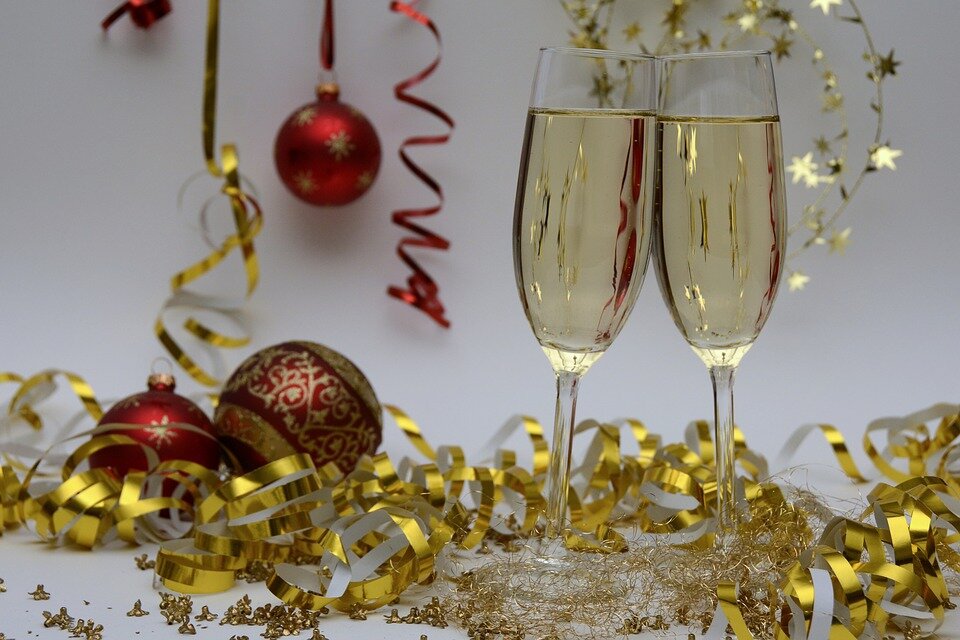 https://cdn.pixabay.com/photo/2016/12/13/21/16/new-years-eve-1905144_960_720.jpg