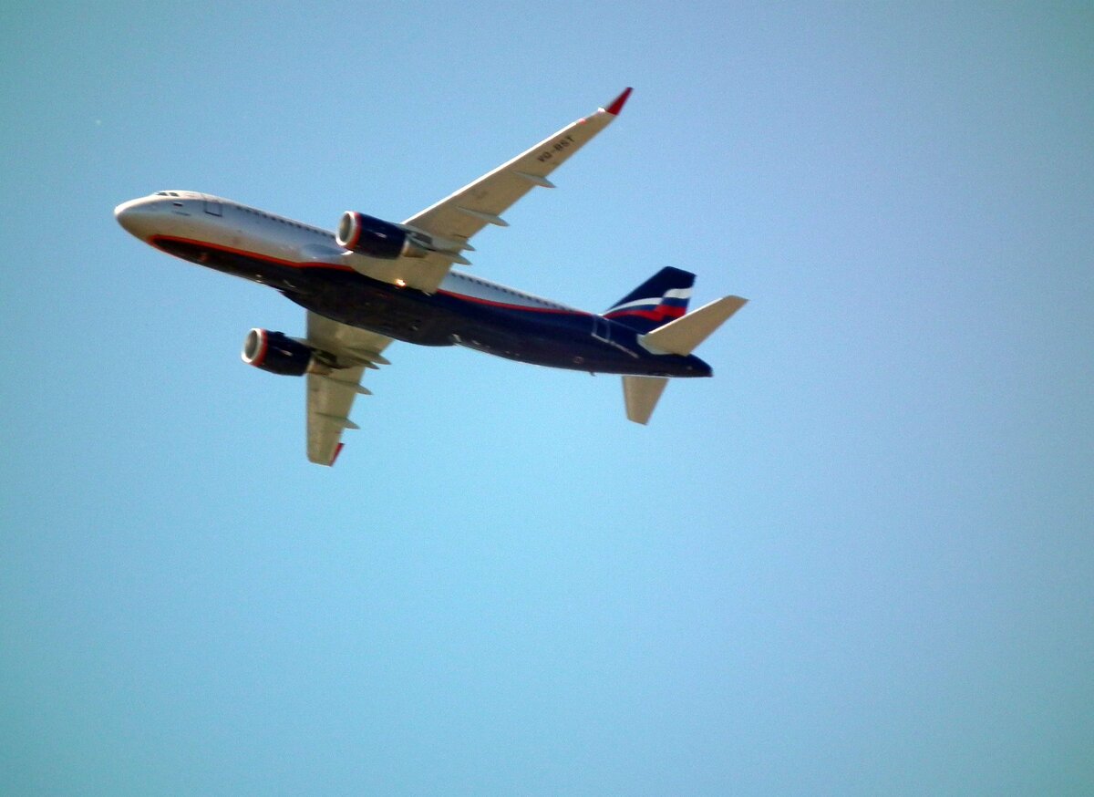 что за самолеты летали над волгоградом. что за самолеты летали над волгоградом. ту 160 над пермью. самый высокий полет самолета. кадр неба.