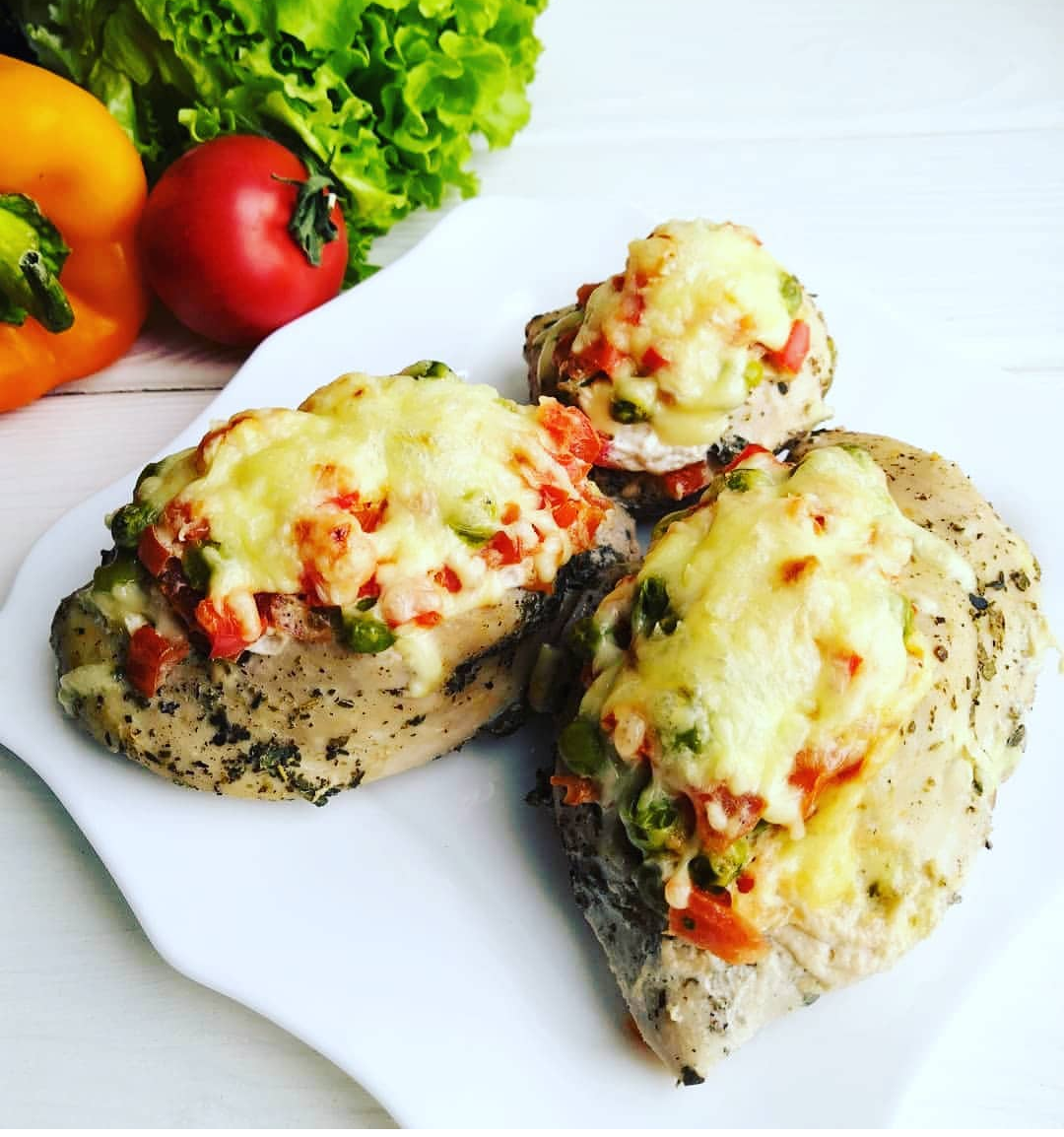 Кармашки из куриного филе. Куриные кармашки с овощами. куриные кармашки с начинкой. кармашки куриные фаршированные. куриная грудка фаршированные карманчики.
